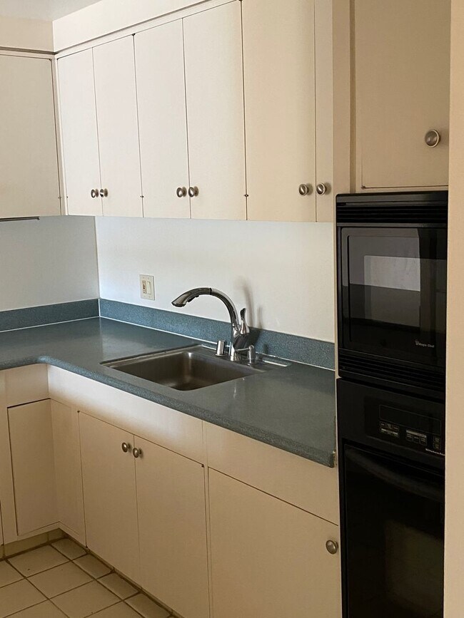 Building Photo - 2 BD / 2 BA Condo Right Across Ala Moana!