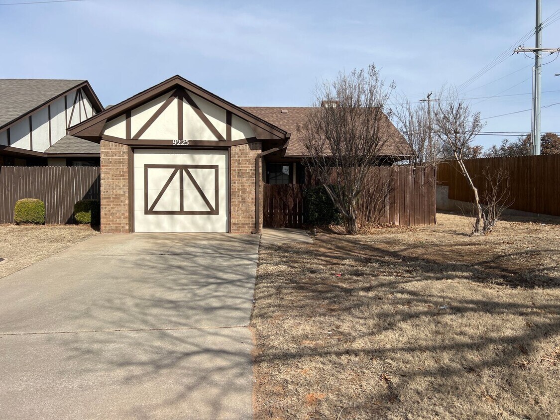 Primary Photo - 2 Bedroom Duplex with Move in Special!!
