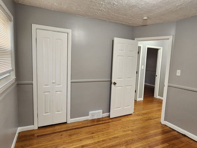 Building Photo - Welcome to this charming 3-bedroom, 1-bath...