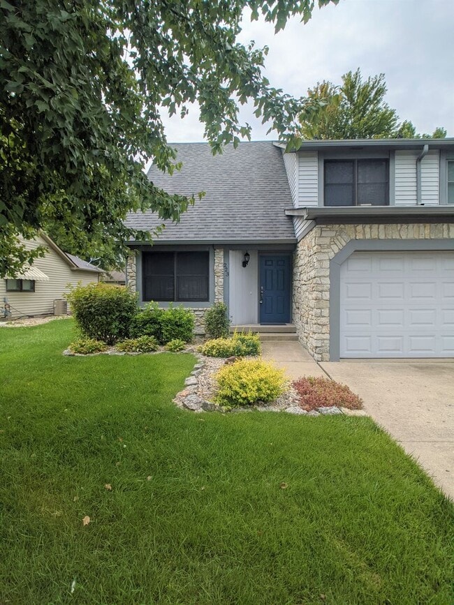Building Photo - Charming 2 bed 1.5 bath home (duplex) in Greenwood!
