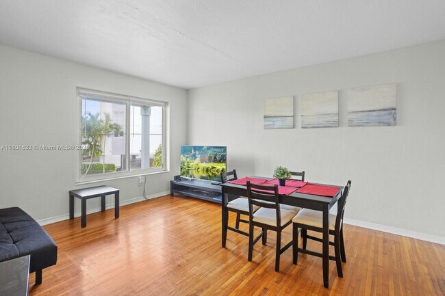 Foto del edificio - 8100 Crespi Blvd