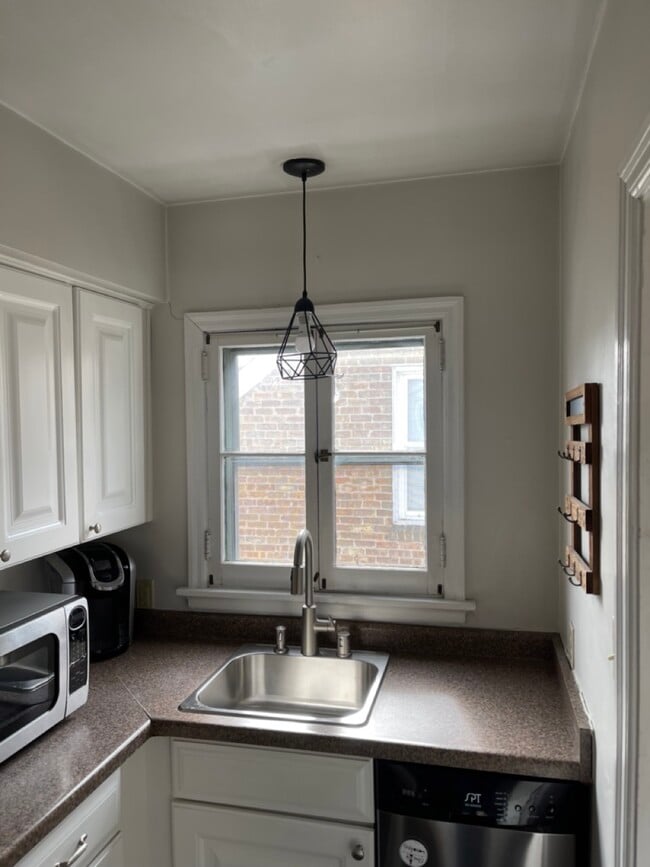 Kitchen - 4448 N Woodburn St