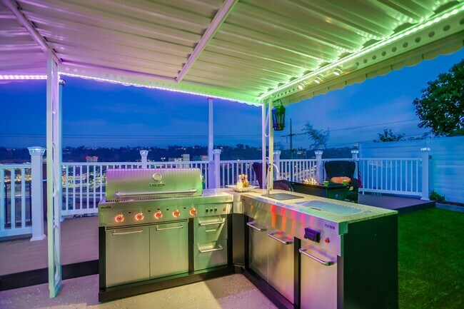 Building Photo - Beautiful 3 bed 2 bath house with huge pat...