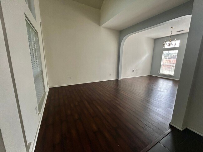 Foto del edificio - Spacious Home in BISD