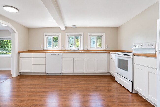 Building Photo - 2765 Sunset Ave