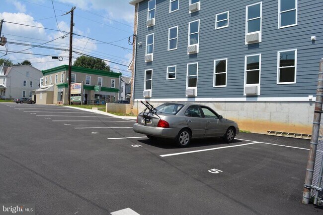 Foto del edificio - 7631 Ridge Ave