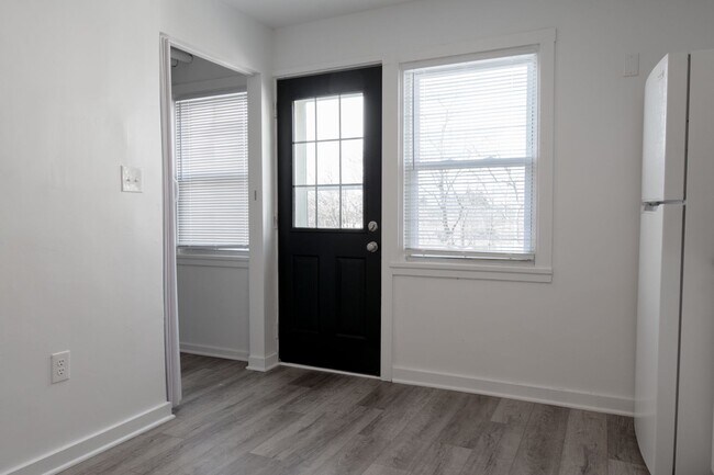 Foto del edificio - Move-in Ready by May! Apply now and Secure this Beautiful 3-bedroom townhome!