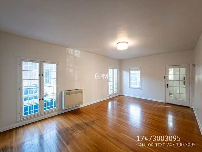 Foto del edificio - Spacious Hollywood Gem: Stylish 1-Bedroom ...