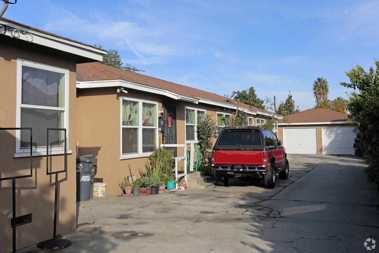 Building Photo - 211 E Indigo St