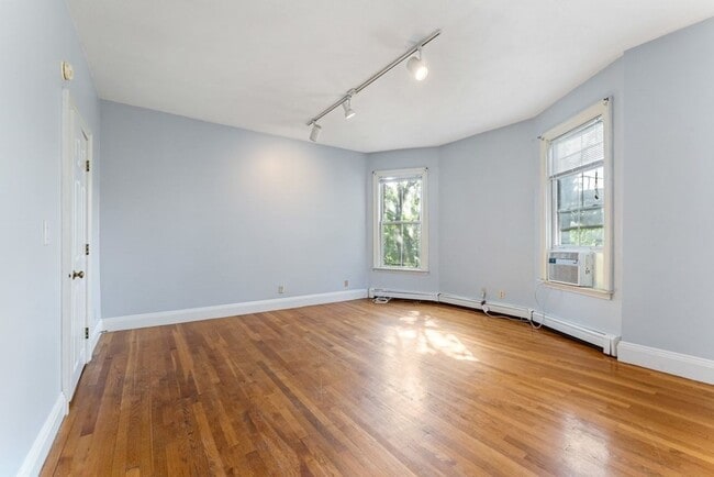 Building Photo - 42 Woodlawn St