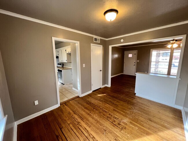 Foto del edificio - Charming 3-Bedroom Home with Vintage Pink ...