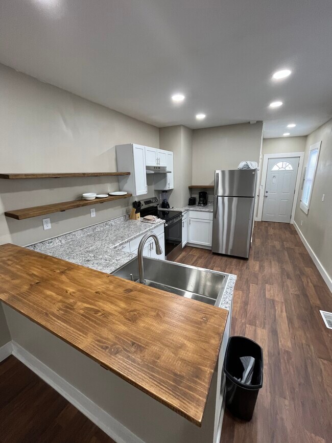 Foto del edificio - 810 E 8th St