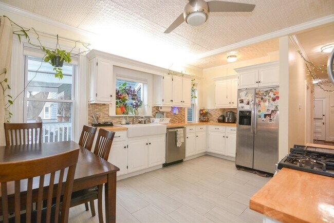 Foto del edificio - 258 E Cottage St