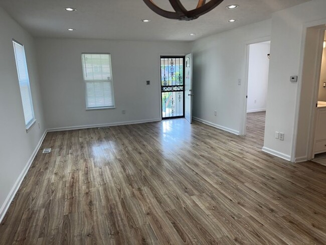 Building Photo - Spacious 5-Bedroom Home with Modern Featur...