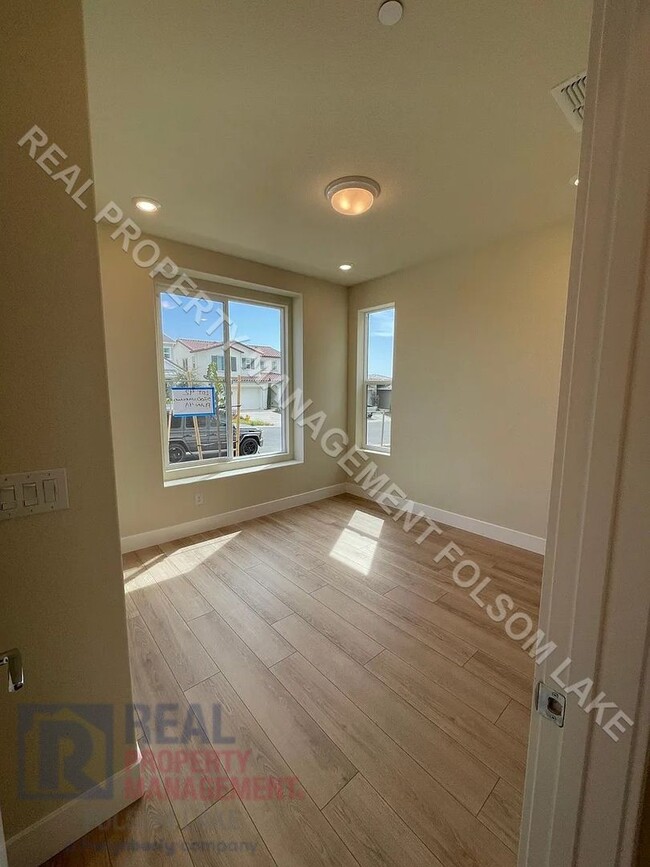 Building Photo - Available Now! 5 Bedroom 4.5 Bath at Russe...