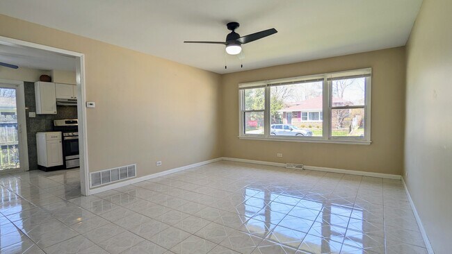 Building Photo - 2165 N Westmoreland Dr