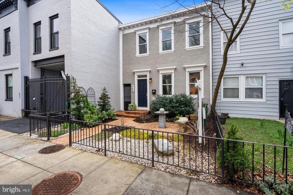 Primary Photo - 468 Ridge St NW
