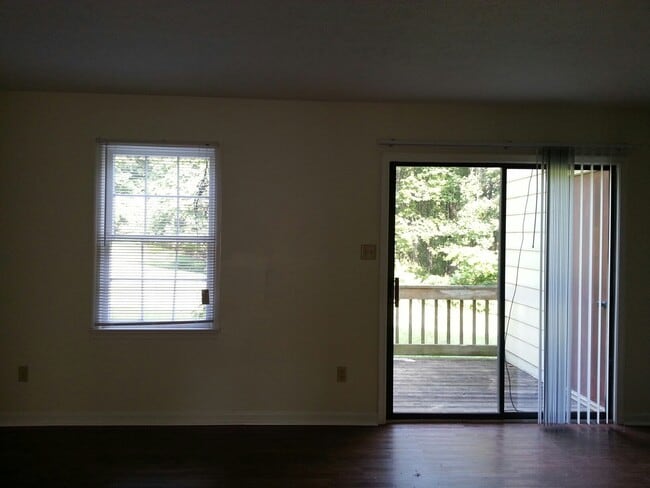 Foto del edificio - Three Bedroom Townhome, 2.5 bath, with eat-in kitchen, small deck off of living room.