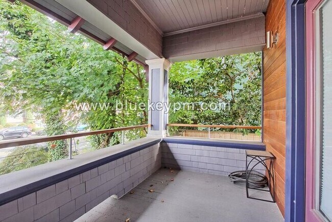 Foto del edificio - Studio Available Now in Kerns Neighborhood of Portland