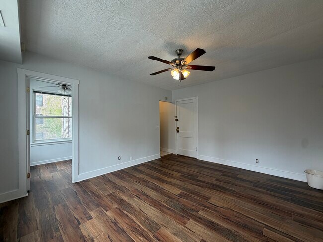 Foto del edificio - 3727 N Pine Grove Ave