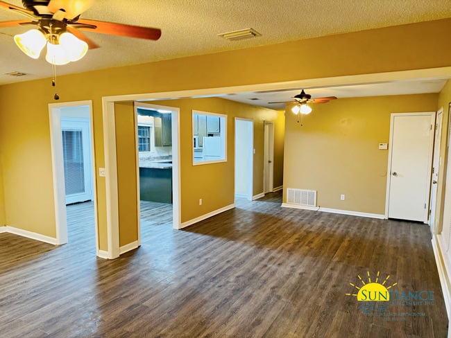 Building Photo - Beautiful 3 Bedroom Home In Mary Esther!