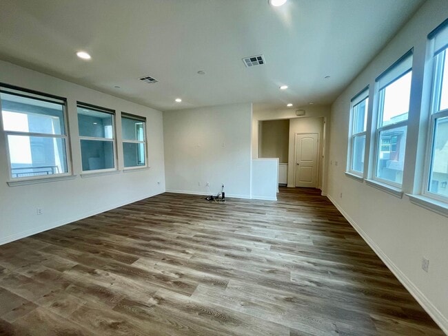 Building Photo - Beautifully upgraded townhome with 2-car i...