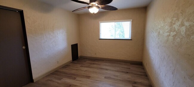 Foto del edificio - Private, quiet and beautiful location! 4 o...
