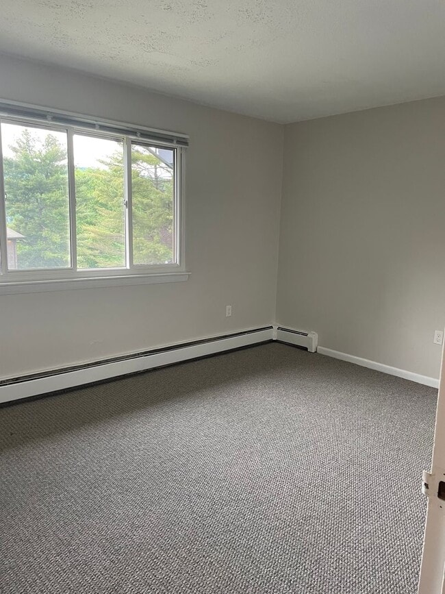 Building Photo - Spacious 3 Bedroom Townhouse