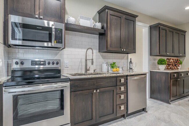 Building Photo - Tour Today! 2 bedroom at 321 S. Bois D'Arc!