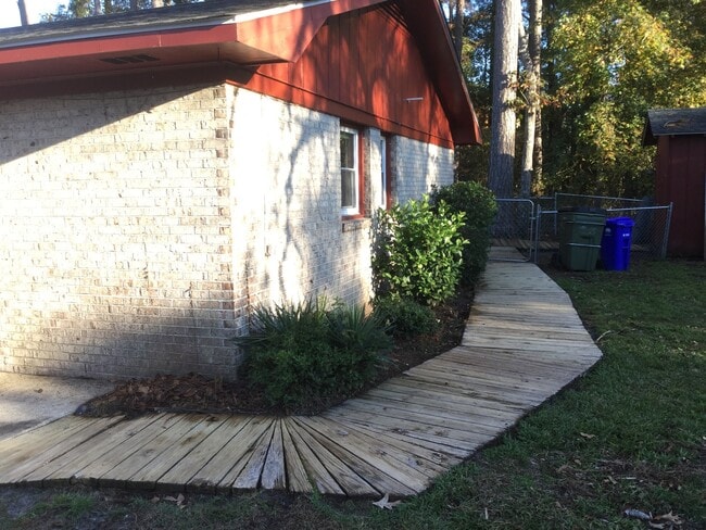 Building Photo - Pet Friendly! Three-bedroom Duplex Ranch Home in Surfside Beach! East of 17!