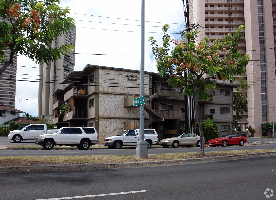 Building Photo - 611 University Ave