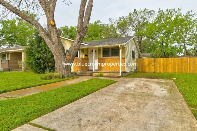 Foto del edificio - 1300 Bennett Dr