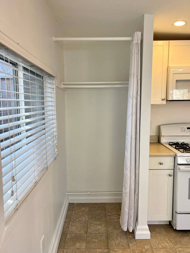Foto del edificio - Studio in North Park - Freshly Painted, Community Laundry, Pet Friendly
