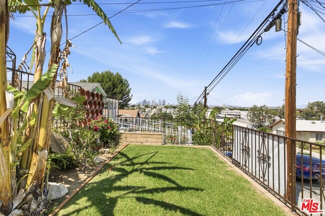 Foto del edificio - 2752 Guirado St
