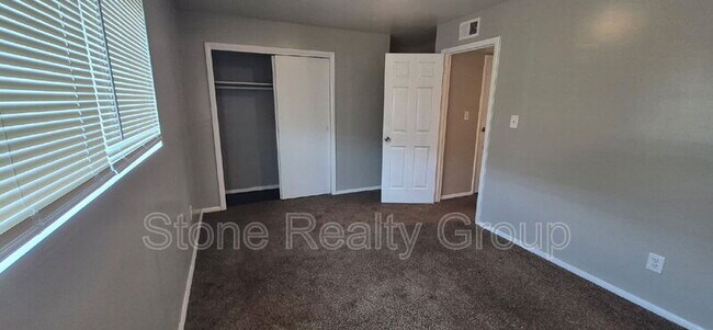 Foto del edificio - 9132 E 10th St