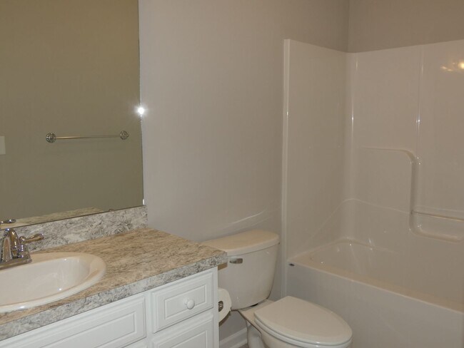 Foto del edificio - 3 Bedroom Home with First Floor Living