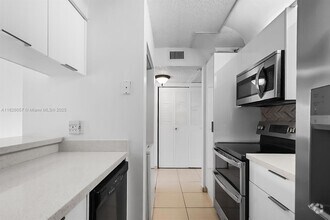 Building Photo - 10167 Twin Lakes Dr