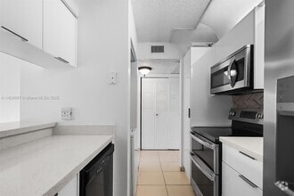 Building Photo - 10167 Twin Lakes Dr