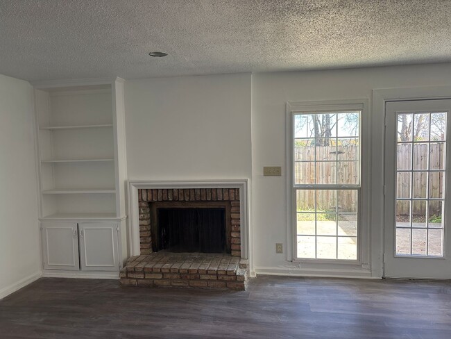 Building Photo - Spacious