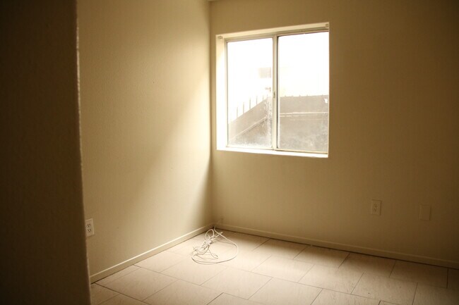 Building Photo - 5247 Huntington Dr N