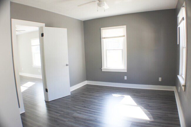 Foto del edificio - 2218 N Northcrest Dr