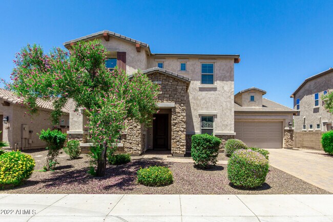 Building Photo - 882 E Parkview Dr