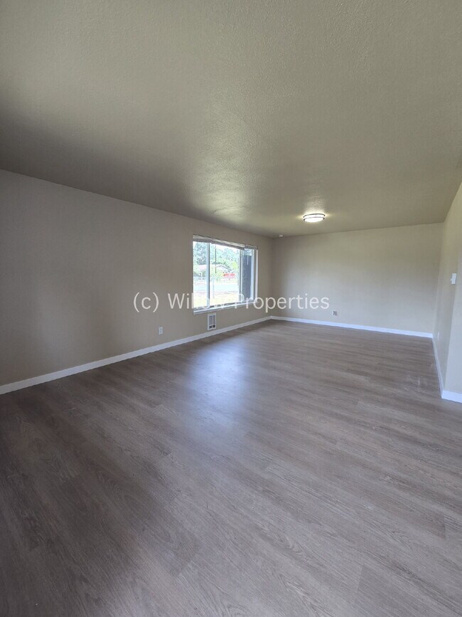 Building Photo - 2 Bedroom Unit Newly Remodeled