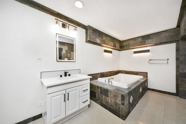 Building Photo - 15719 Baytree Dr