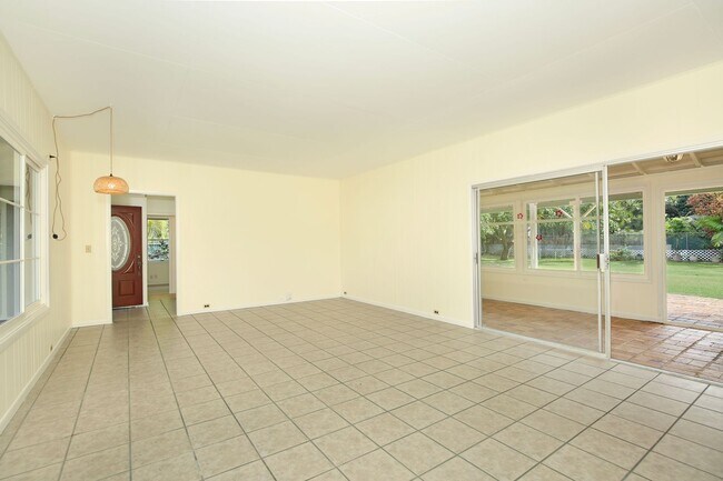 Building Photo - Ready to move into single level family hom...