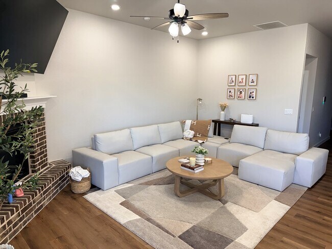 Building Photo - 421 Graze St