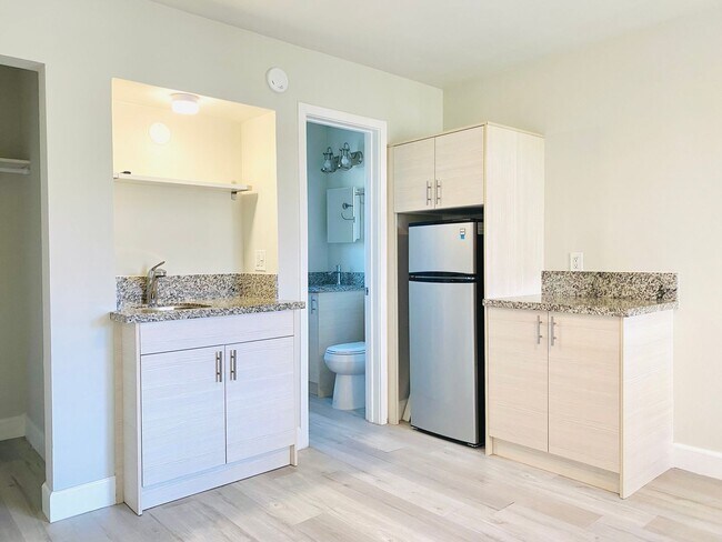 Building Photo - ONLY $1,800/mo! REMODELED STUDIO APARTMENT AVAILABLE IN THE HEART OF LA JOLLA!