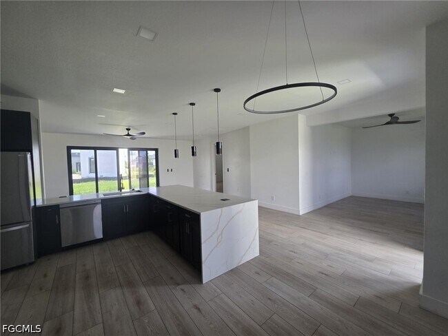 Foto del edificio - 1220 Chiquita Blvd N