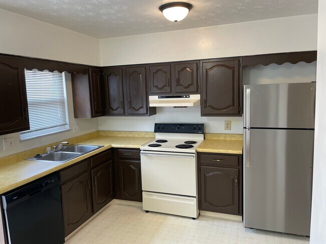 Kitchen with dishwasher - 124 Highland Hills Dr