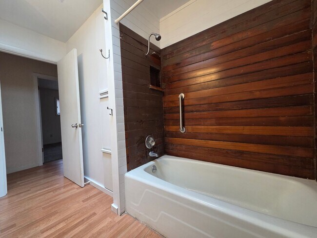 Foto del edificio - 711 83rd Ave SW